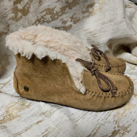 UGG ALENA KIDS MOCCASIN CHESTNUT SUEDE SLIPPERS US KIDS SIZE 1 - Picture 1 of 8